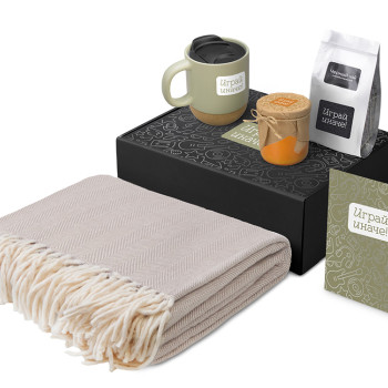 Подарочный набор «Re:y. Nest» с пледом, кружкой и вареньем