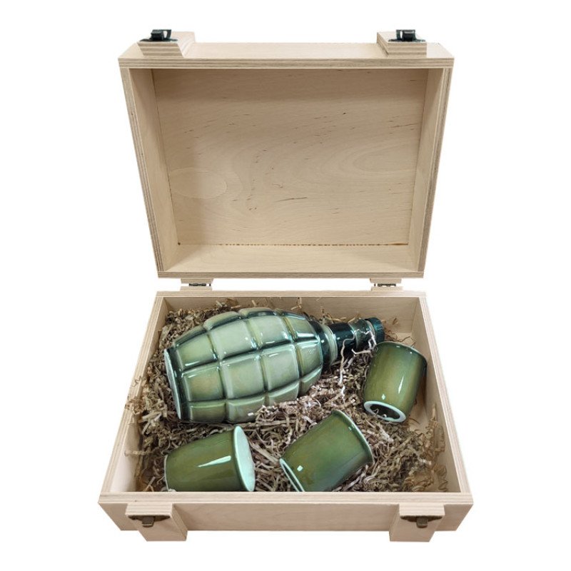 Набор «День Победы»: штоф Граната-лимонка 500 мл, 3 стопки