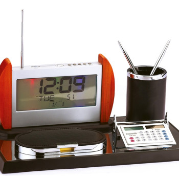 Настольный прибор "Монреаль": часы, радио, калькулятор, подставка под ручки, бумажный блок
