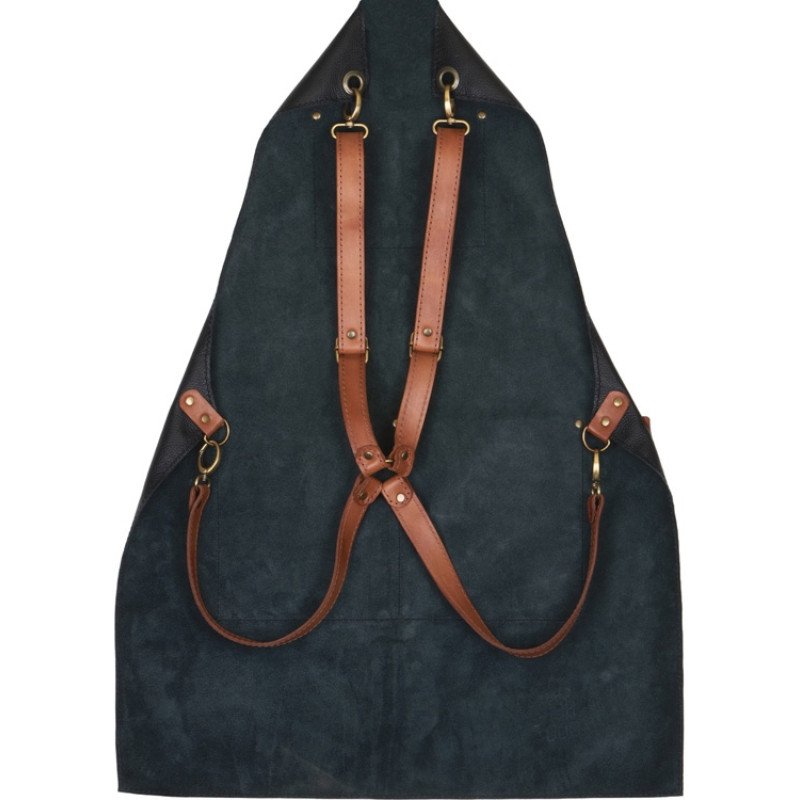 Фартук из натуральной кожи флотер  Материал: натуральная кожа КРС, цвет фартука: черный, цвет ремней: светлый бук, фурнитура из металлического сплава ЦАМ, цвет фурнитуры: антик, размер универсальный