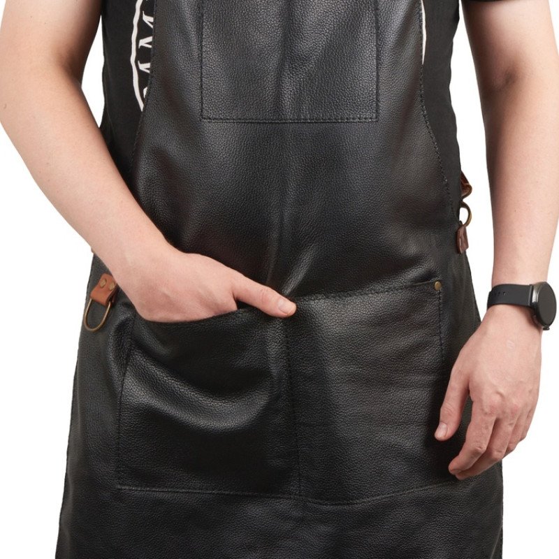 Фартук из натуральной кожи флотер  Материал: натуральная кожа КРС, цвет фартука: черный, цвет ремней: светлый бук, фурнитура из металлического сплава ЦАМ, цвет фурнитуры: антик, размер универсальный