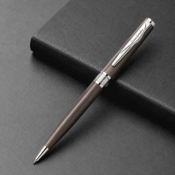 Ручка шариковая Pierre Cardin коллекция «СЕКРЕТ БИЗНЕС | SECRET BUSINESS». Корпус - латунь и лак. Отделка и детали дизайна - сталь, хром. Цвет - перламутровый бежевый. Упаковка В.