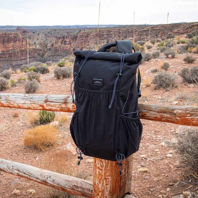 Легкий складывающийся рюкзак-мессенджер "Venturer Eco", черный