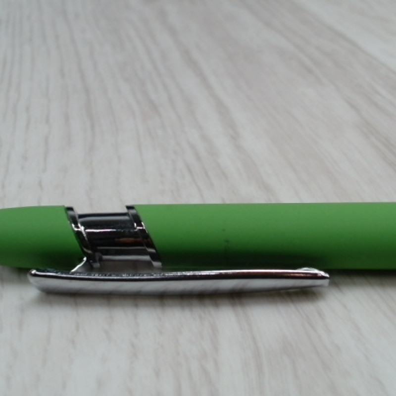 Ручка металлическая soft-touch шариковая со стилусом «Sway», зеленое яблоко/серебристый (P)