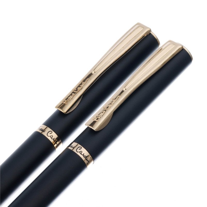 Набор Pierre Cardin коллекция «ПАРА (PEN&PEN)»: ручка шариковая + роллер. Корпус - латунь. Отделка -стальное покрытие. Детали дизайна - позолота. Цвет - черный