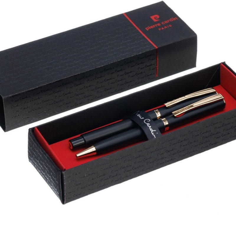Набор Pierre Cardin коллекция «ПАРА (PEN&PEN)»: ручка шариковая + роллер. Корпус - латунь. Отделка -стальное покрытие. Детали дизайна - позолота. Цвет - черный