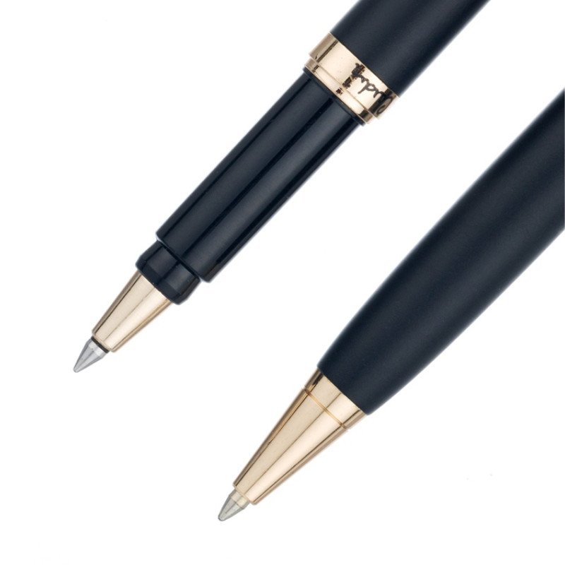 Набор Pierre Cardin коллекция «ПАРА (PEN&PEN)»: ручка шариковая + роллер. Корпус - латунь. Отделка -стальное покрытие. Детали дизайна - позолота. Цвет - черный