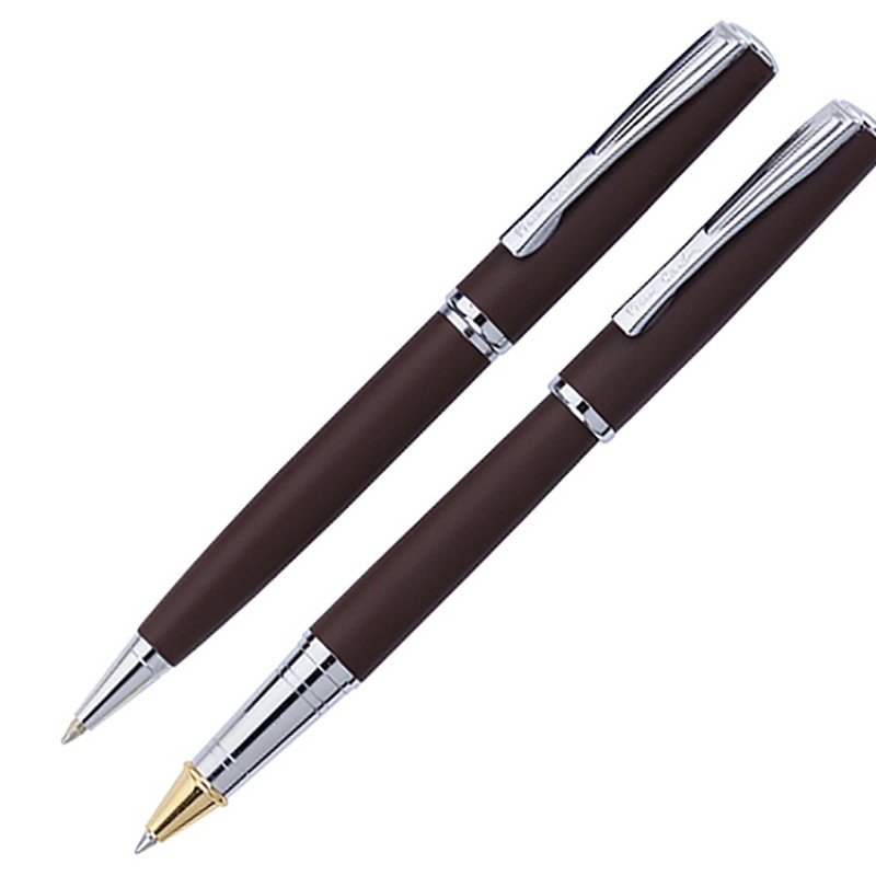 Набор Pierre Cardin коллекция «ПАРА (PEN&PEN)»: ручка шариковая + роллер. Корпус - латунь и матовое порошковое покрытие. Отделка и детали дизайна - сталь, хром. Цвет - коричневый. Упаковка Е. Набор Pierre Cardin коллекция «ПАРА (PEN&PEN)»: ручка шариковая + роллер. Корпус - латунь и матовое порошковое покрытие. Отделка и детали дизайна - сталь, хром. Цвет - коричневый. Упаковка Е.