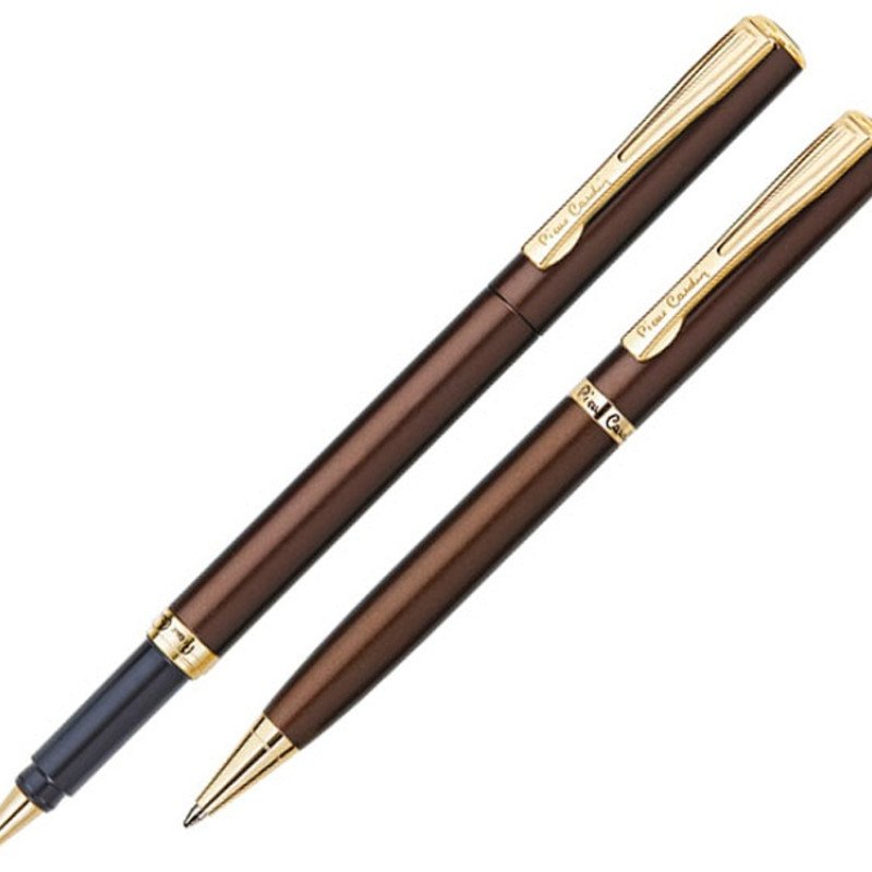 Набор Pierre Cardin коллекция «ПАРА (PEN&PEN)»: ручка шариковая + роллер. Корпус - латунь. Отделка - бронзовое покрытие металлик. Детали дизайна - позолота. Цвет - коричневый