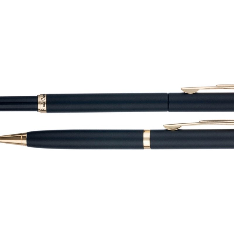 Набор Pierre Cardin коллекция «ПАРА (PEN&PEN)»: ручка шариковая + роллер. Корпус - латунь. Отделка -стальное покрытие. Детали дизайна - позолота. Цвет - черный