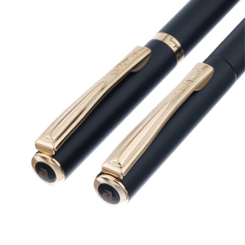 Набор Pierre Cardin коллекция «ПАРА (PEN&PEN)»: ручка шариковая + роллер. Корпус - латунь. Отделка -стальное покрытие. Детали дизайна - позолота. Цвет - черный