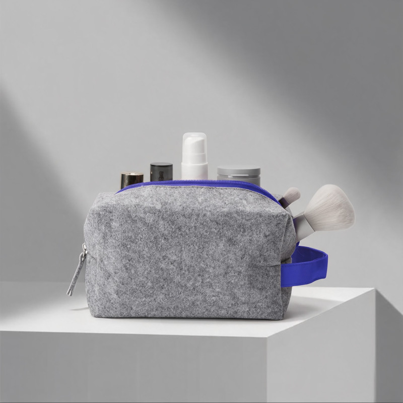 Косметичка из РПЕТ фетра с ручкой "Felt", серый с синим Косметичка из РПЕТ фетра с ручкой "Felt", серый с синим